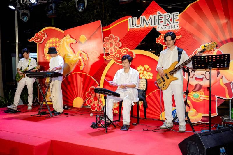 Cho thuê ban nhạc acoustic chuyên nghiệp HCM biểu diễn trên sân khấu lễ hội tại Lumiere Riverside.