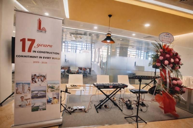 Cho thuê ban nhạc acoustic chuyên nghiệp HCM với dàn nhạc cụ setup sẵn trong không gian sang trọng.