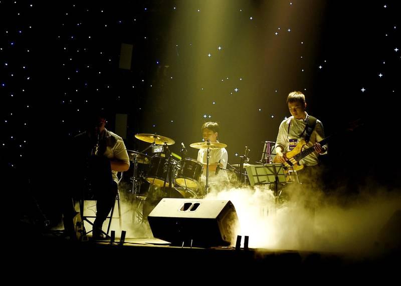 Cho thuê ban nhạc acoustic biểu diễn chuyên nghiệp tại HCM trong không gian sân khấu ấm cúng.