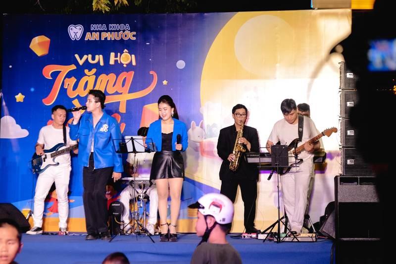 Cho thuê ban nhạc acoustic chuyên nghiệp HCM biểu diễn trong sự kiện vui hội Trăng Rằm.