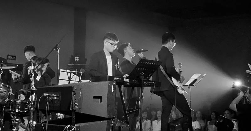 Cho thuê ban nhạc acoustic chuyên nghiệp HCM biểu diễn sôi động trên sân khấu.
