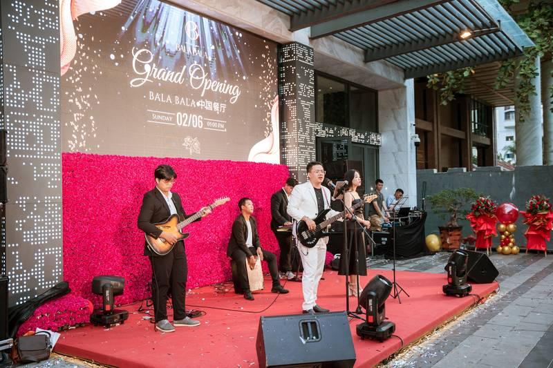 Ban nhạc biểu diễn trên sân khấu tại sự kiện với dịch vụ cho thuê ban nhạc acoustic chuyên nghiệp HCM.