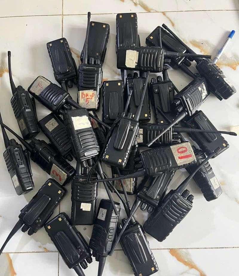 Ảnh cho thuê bộ đàm sự kiện giá rẻ, chuyên nghiệp HCM với nhiều thiết bị bộ đàm đen sẵn sàng phục vụ.