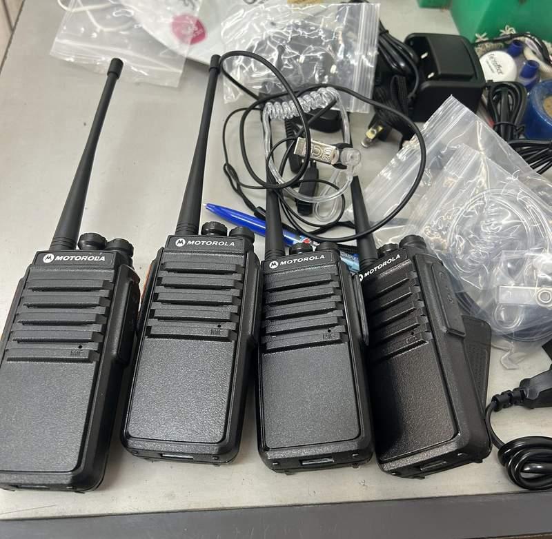 Cho thuê bộ đàm sự kiện giá rẻ, chuyên nghiệp HCM với bộ đàm Motorola và tai nghe đi kèm.