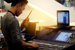 Người kỹ thuật viên sử dụng bộ đàm trong cho thuê bộ đàm sự kiện giá rẻ, chuyên nghiệp HCM.