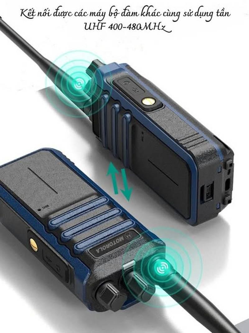 ALT: Cho thuê bộ đàm sự kiện giá rẻ, chuyên nghiệp HCM với thiết bị Motorola kết nối tần số UHF 400-480MHz.