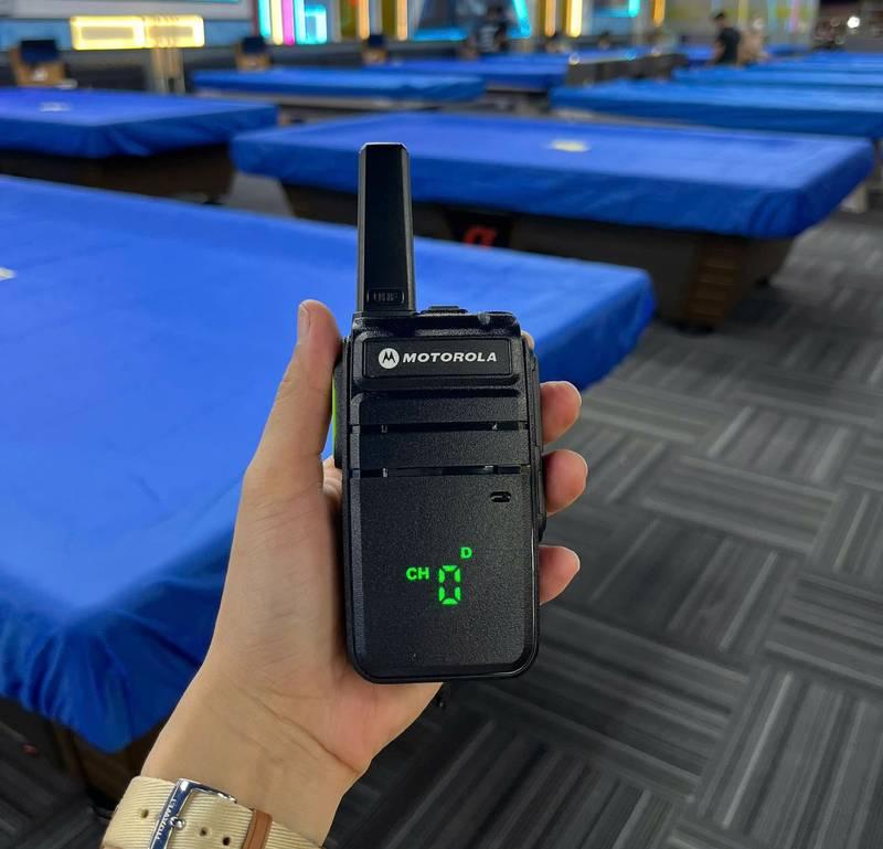 ALT: Người cầm bộ đàm Motorola trong không gian sự kiện, dịch vụ cho thuê bộ đàm sự kiện giá rẻ, chuyên nghiệp HCM.