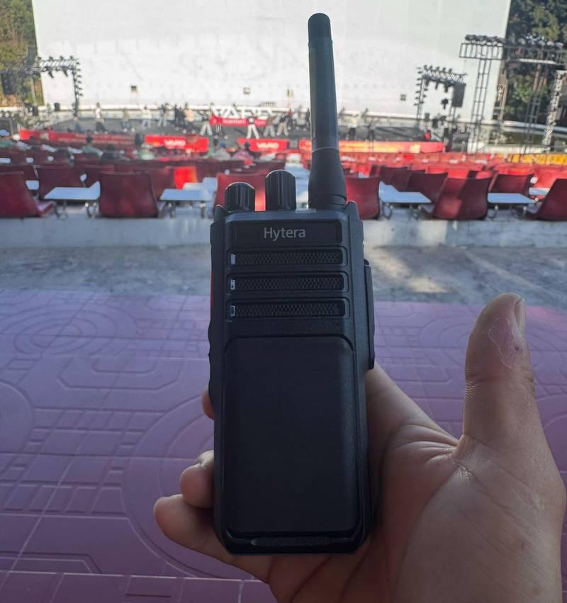 Ảnh mô tả bộ đàm thương hiệu Hytera được sử dụng cho thuê bộ đàm sự kiện giá rẻ, chuyên nghiệp HCM.