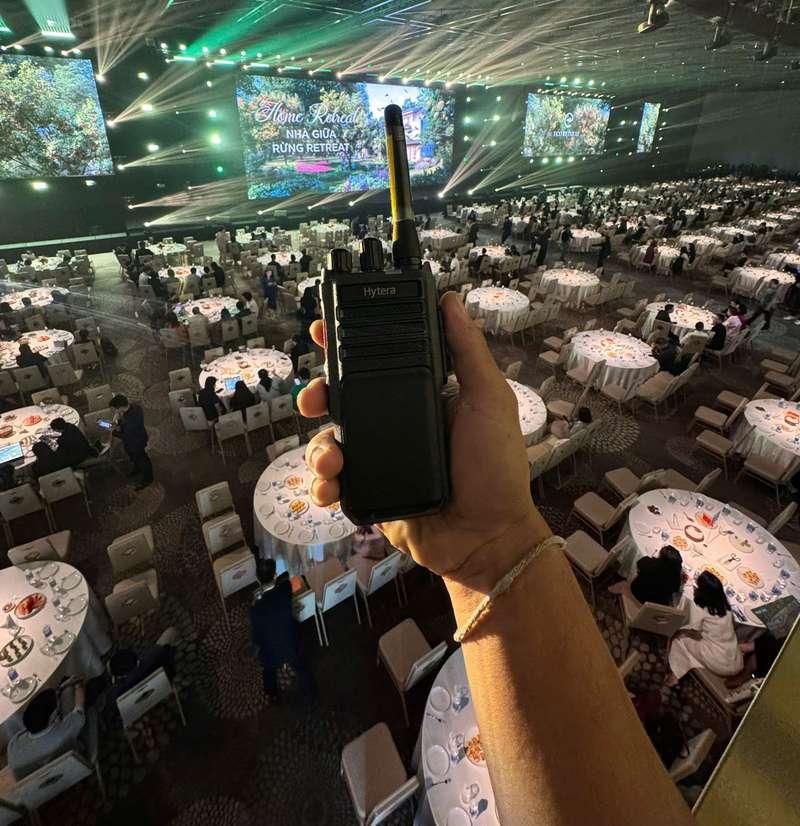 Cho thuê bộ đàm sự kiện giá rẻ, chuyên nghiệp HCM với thiết bị bộ đàm hiện đại trong hội trường lớn.