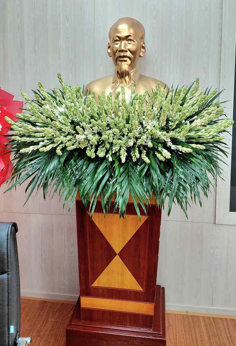 Cho thuê bục phát biểu gỗ đẹp trang trí hoa tươi đa dạng mẫu tại HCM.