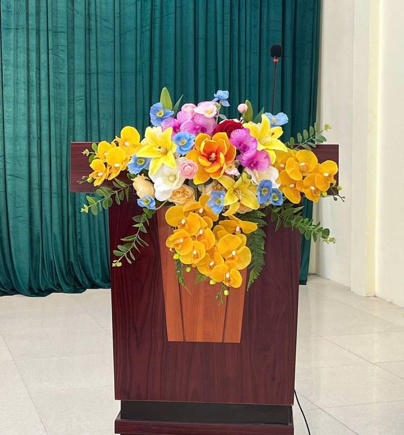 Cho thuê bục phát biểu gỗ đẹp, đa dạng mẫu Mica tại HCM.