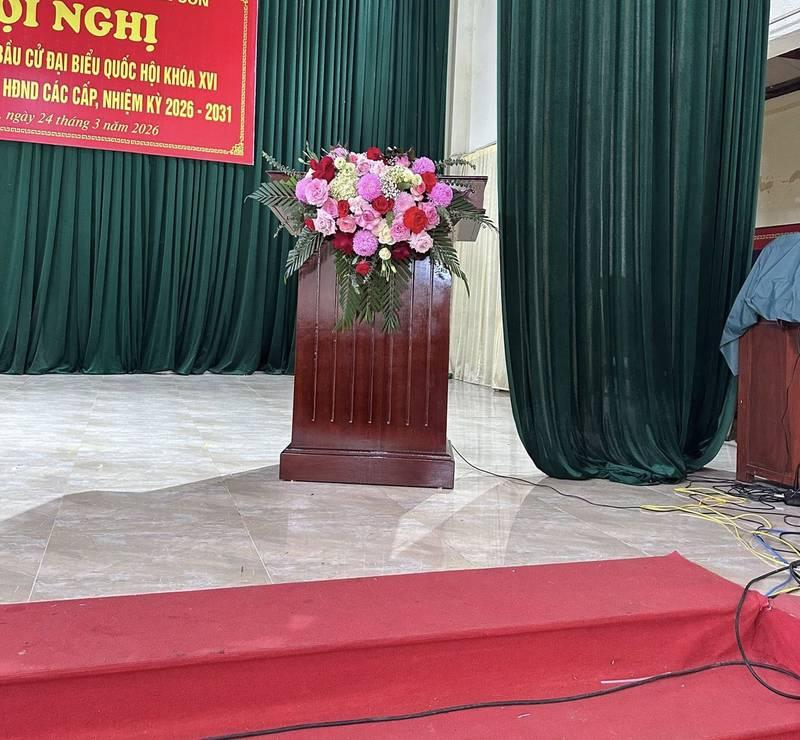 Cho thuê bục phát biểu gỗ đẹp, đa dạng mẫu tại HCM với trang trí hoa tươi.