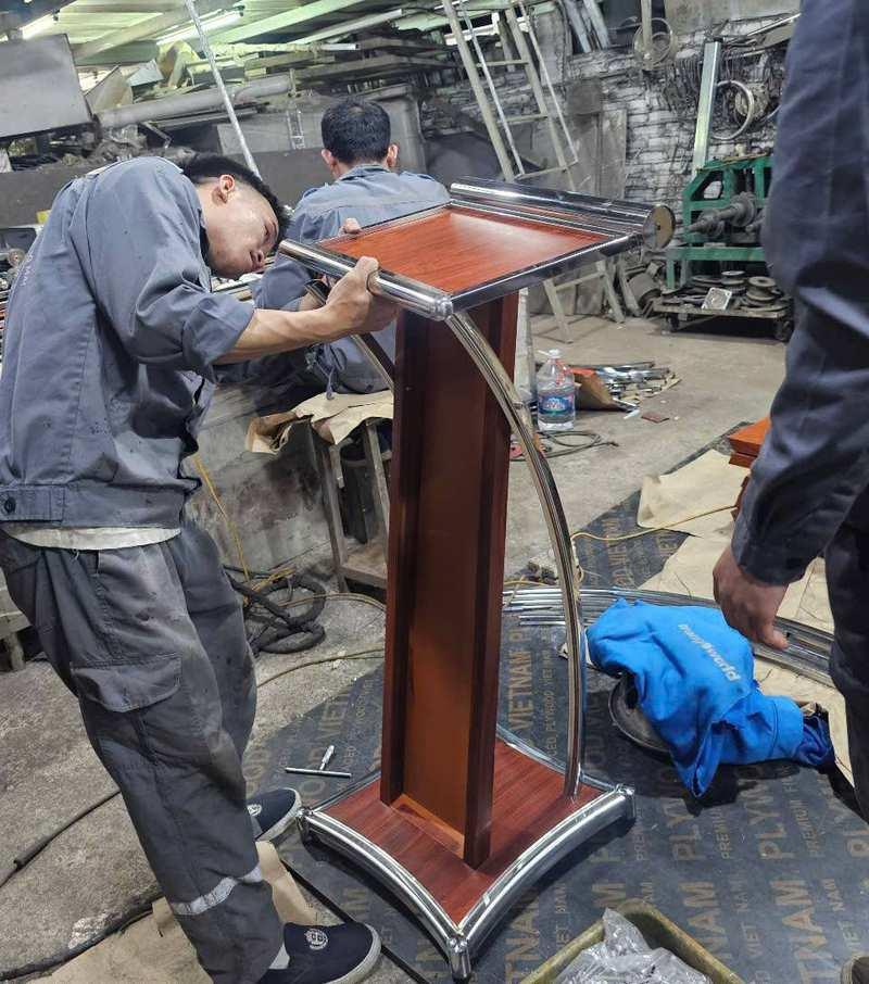 Cho thuê bục phát biểu Mica và gỗ đẹp đa dạng mẫu tại HCM trong quá trình hoàn thiện.