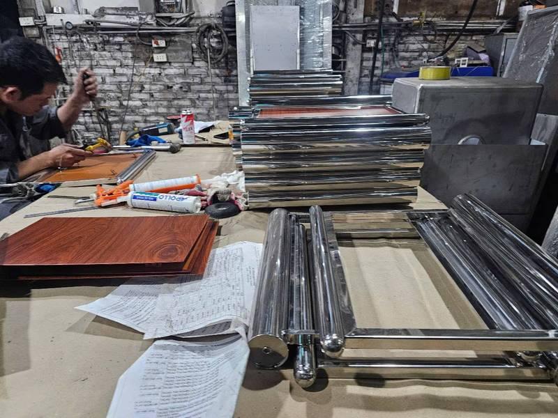 Cho thuê bục phát biểu Mica, Gỗ đẹp, đa dạng mẫu tại HCM, hình ảnh nhà xưởng sản xuất và hoàn thiện sản phẩm.