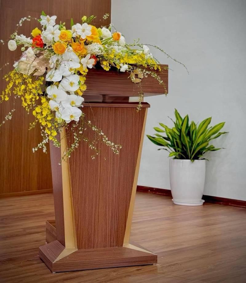 Cho thuê bục phát biểu gỗ đẹp kèm hoa trang trí đa dạng mẫu tại HCM.