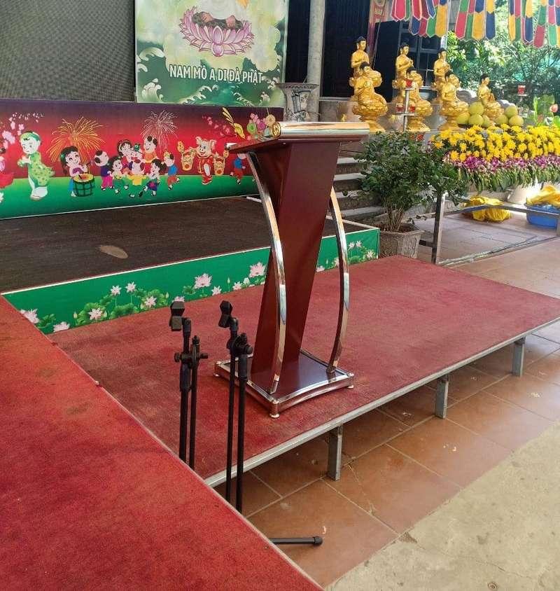 Cho thuê bục phát biểu Mica và gỗ đẹp, đa dạng mẫu tại HCM, đặt trên sân khấu tổ chức sự kiện.