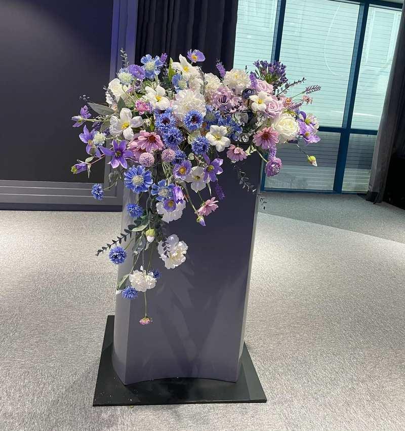 Cho thuê bục phát biểu Mica, Gỗ đẹp với mẫu mã đa dạng tại HCM, trang trí hoa sang trọng.