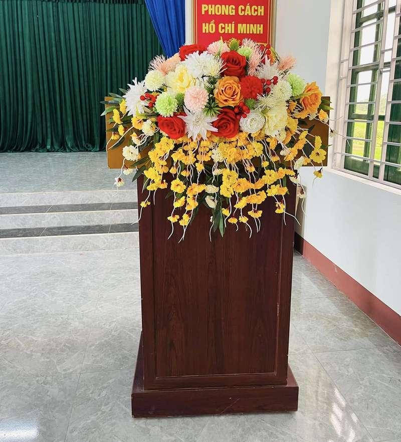 Cho thuê bục phát biểu gỗ đẹp đa dạng mẫu tại HCM trang trí hoa nổi bật.