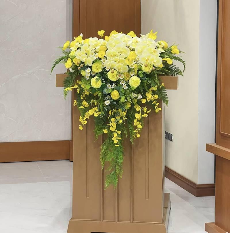 Cho thuê bục phát biểu gỗ đẹp trang trí hoa tươi đa dạng mẫu tại HCM.