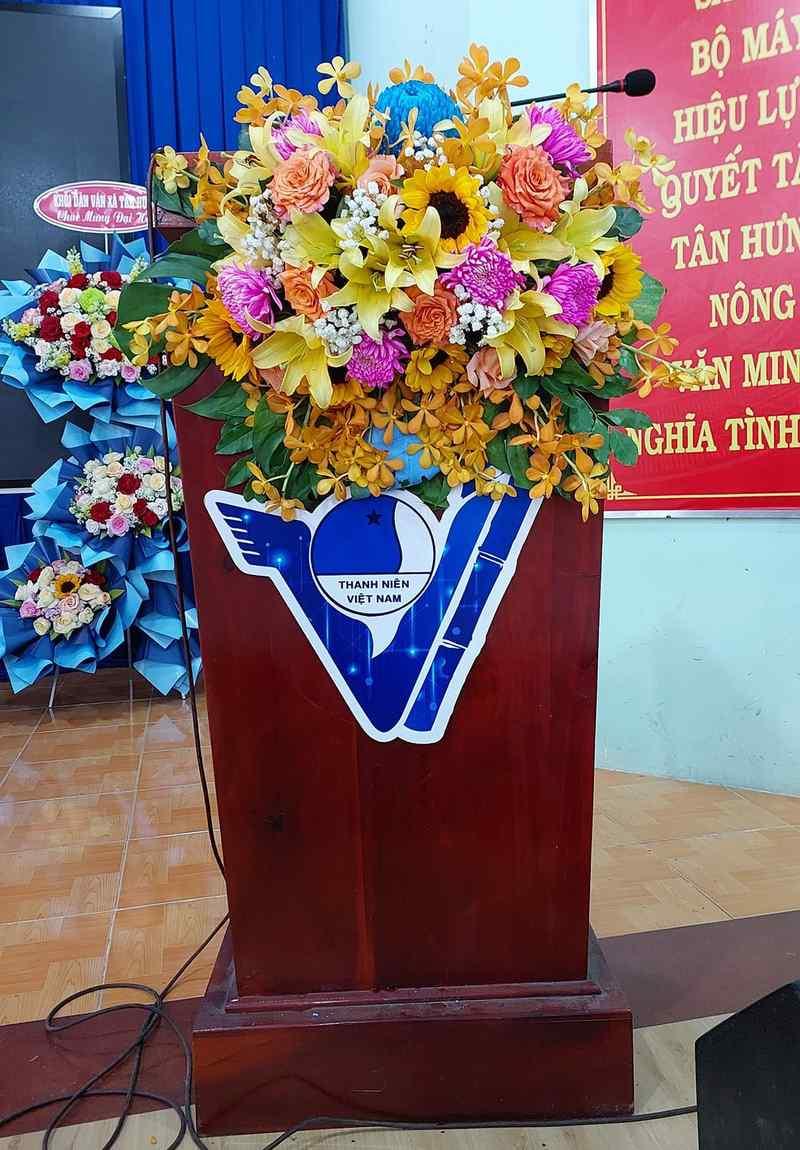 Cho thuê bục phát biểu gỗ đẹp kèm hoa trang trí đa dạng mẫu tại HCM.