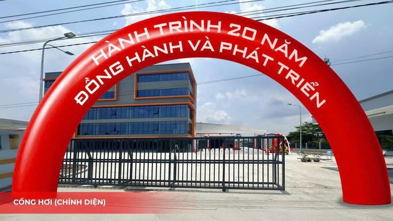 Cổng hơi sự kiện màu đỏ với chữ trắng, cho thuê cổng hơi sự kiện giá rẻ, trọn gói tại TPHCM.