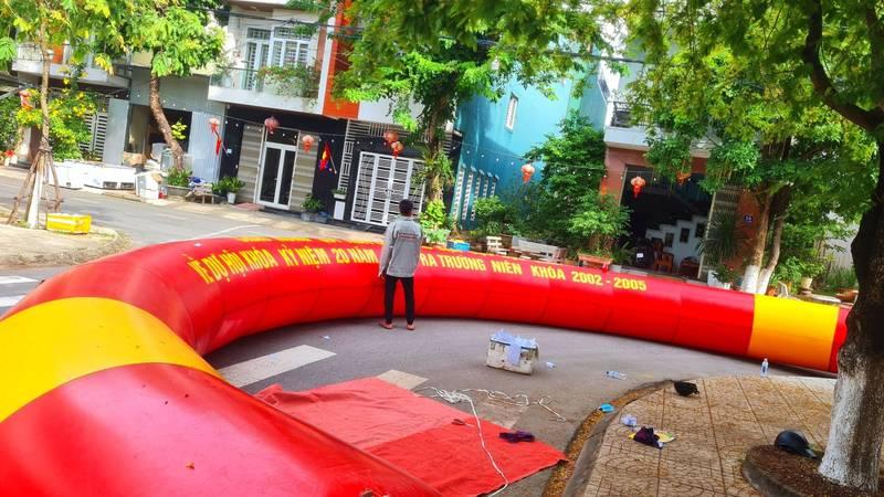 Cho thuê cổng hơi sự kiện giá rẻ, trọn gói tại TPHCM với thiết kế cổng hơi đỏ vàng lớn ngoài trời.