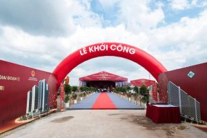 Cho thuê cổng hơi sự kiện giá rẻ, trọn gói tại TPHCM với cổng hơi màu đỏ dùng trong lễ khởi công.