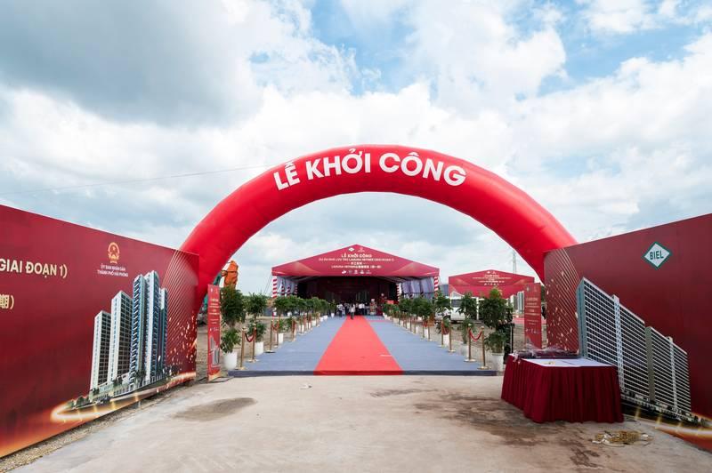 Cho thuê cổng hơi sự kiện giá rẻ, trọn gói tại TPHCM với cổng hơi màu đỏ dùng trong lễ khởi công.