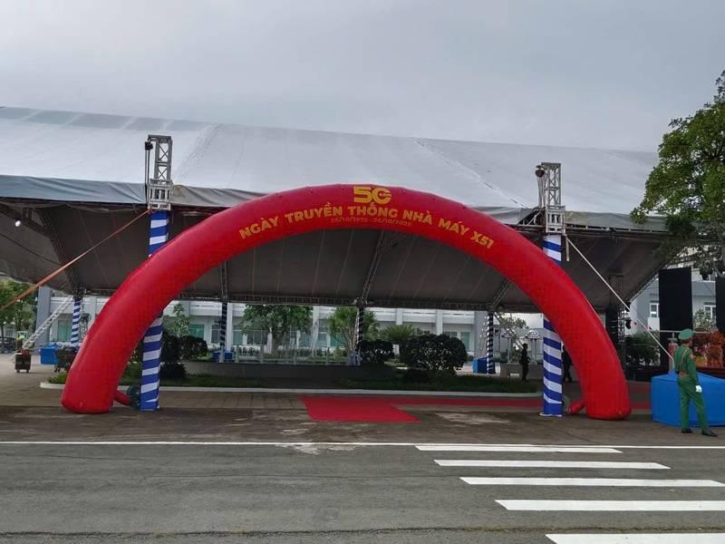 Cho thuê cổng hơi sự kiện giá rẻ, trọn gói tại TPHCM với cổng hơi đỏ kiểu dáng vòng cung.