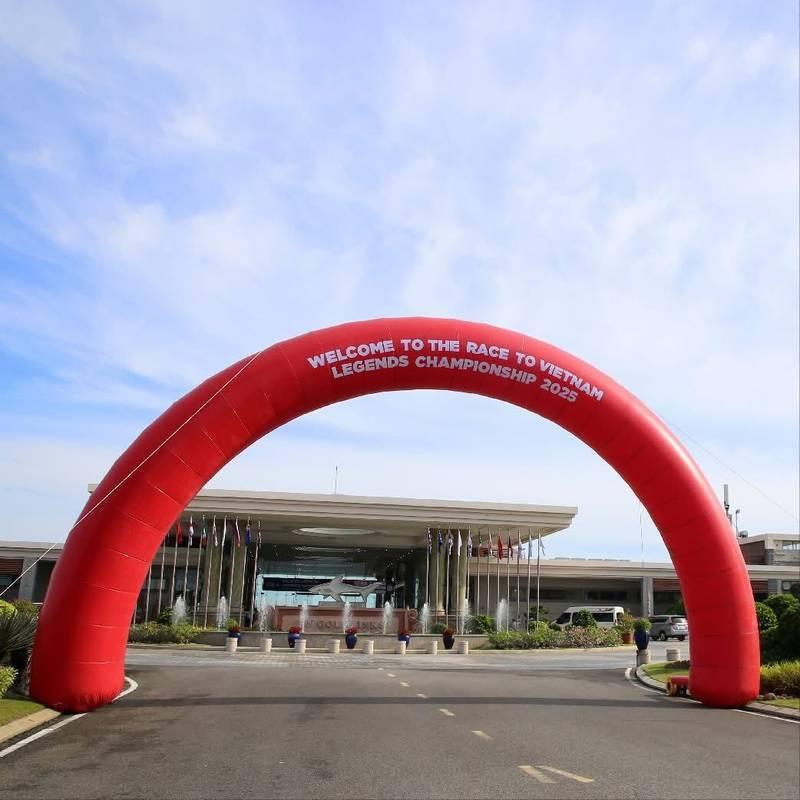 Cho thuê cổng hơi sự kiện giá rẻ, trọn gói tại TPHCM với cổng hơi đỏ lớn trang trí ngoài trời.