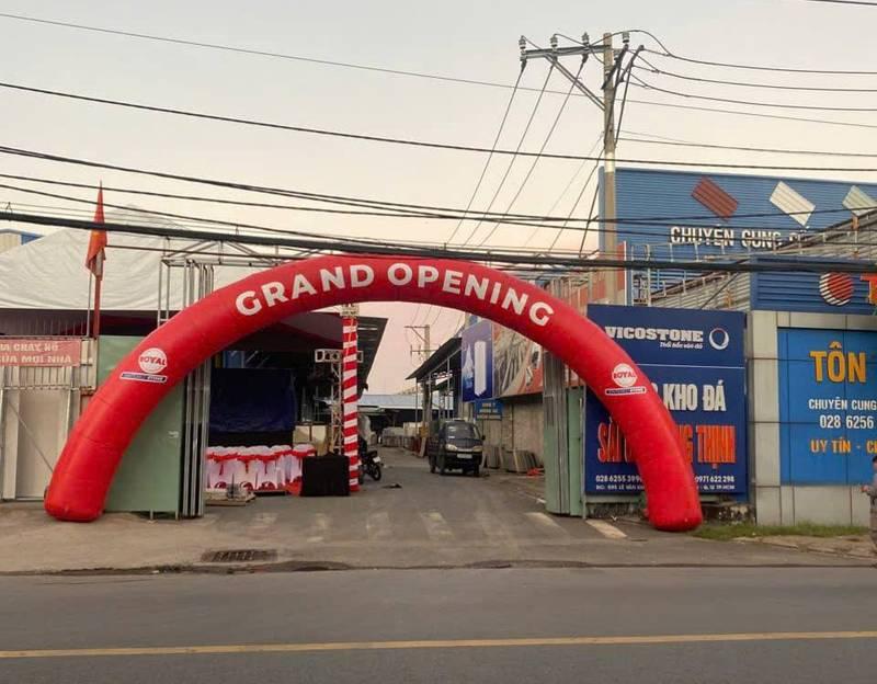 Cho thuê cổng hơi sự kiện giá rẻ, trọn gói tại TPHCM với cổng hơi đỏ Grand Opening.