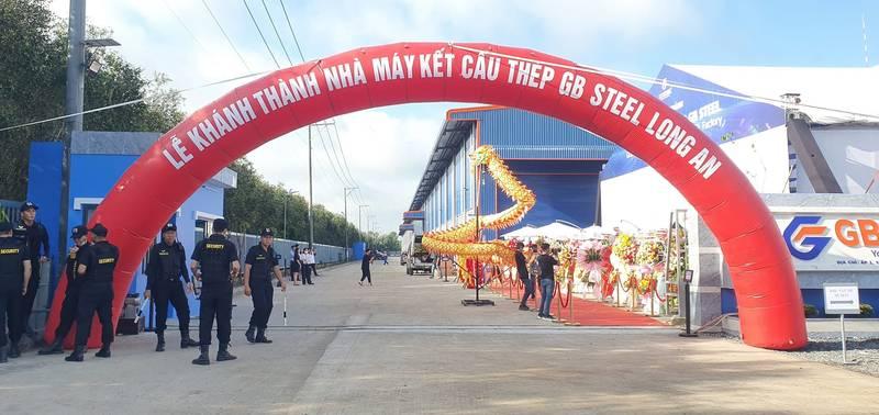 Cho thuê cổng hơi sự kiện giá rẻ, trọn gói tại TPHCM với cổng hơi đỏ lớn khai trương nhà máy thép GB Steel Long An.