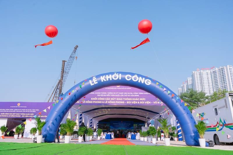 Cho thuê cổng hơi sự kiện giá rẻ, trọn gói tại TPHCM với cổng hơi xanh lớn trang trí lễ khởi công.