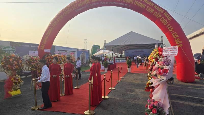 Cho thuê cổng hơi sự kiện giá rẻ trọn gói tại TPHCM với không gian khai trương trang trọng và chuyên nghiệp.