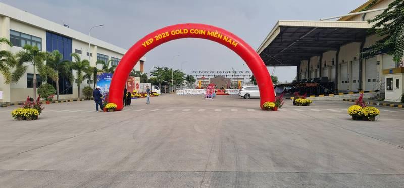 Cho thuê cổng hơi sự kiện giá rẻ, trọn gói tại TPHCM với cổng hơi màu đỏ nổi bật.