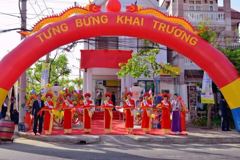 Cho thuê cổng hơi sự kiện giá rẻ, trọn gói tại TPHCM với cổng chào khai trương màu đỏ nổi bật.
