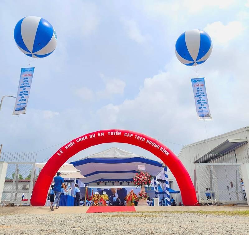 Cho thuê cổng hơi sự kiện giá rẻ, trọn gói tại TPHCM với mẫu cổng hơi đỏ nổi bật trong sự kiện ngoài trời.