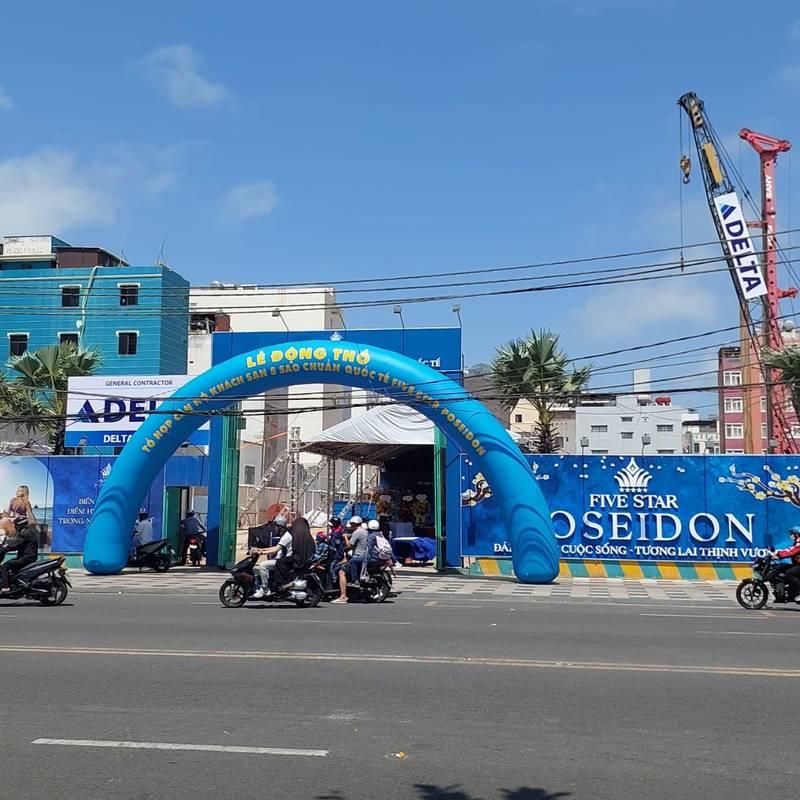 Cho thuê cổng hơi sự kiện giá rẻ, trọn gói tại TPHCM với cổng hơi màu xanh lớn trên phố.