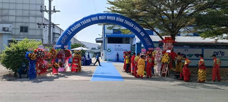 Cho thuê cổng hơi sự kiện giá rẻ, trọn gói tại TPHCM với thiết kế sự kiện khánh thành nhà máy nhựa.