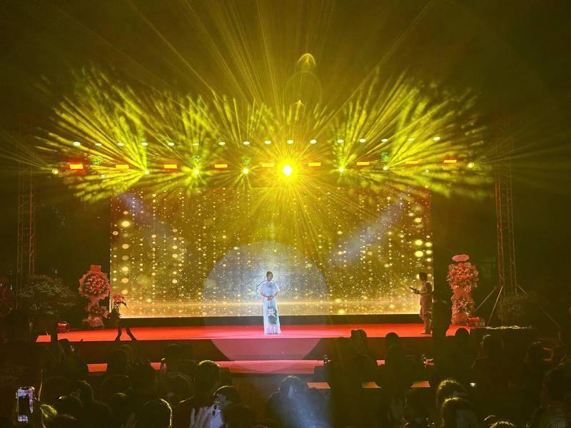 Cho thuê đèn sự kiện với đèn sân khấu, par led, moving beam giá rẻ chiếu sáng hoành tráng trên sân khấu.