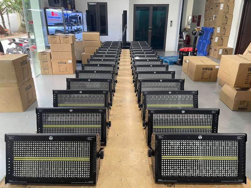 Cho thuê đèn sự kiện với dàn đèn par led và moving beam giá rẻ sắp xếp gọn gàng trong kho.