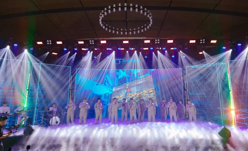 Cho thuê đèn sự kiện với đèn sân khấu, par led và moving beam giá rẻ chiếu sáng hoành tráng trên sân khấu biểu diễn.