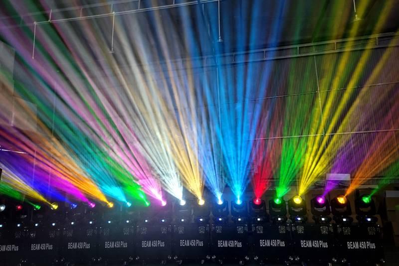 Cho thuê đèn sự kiện với dàn đèn sân khấu par led và moving beam giá rẻ chiếu sáng đa sắc.