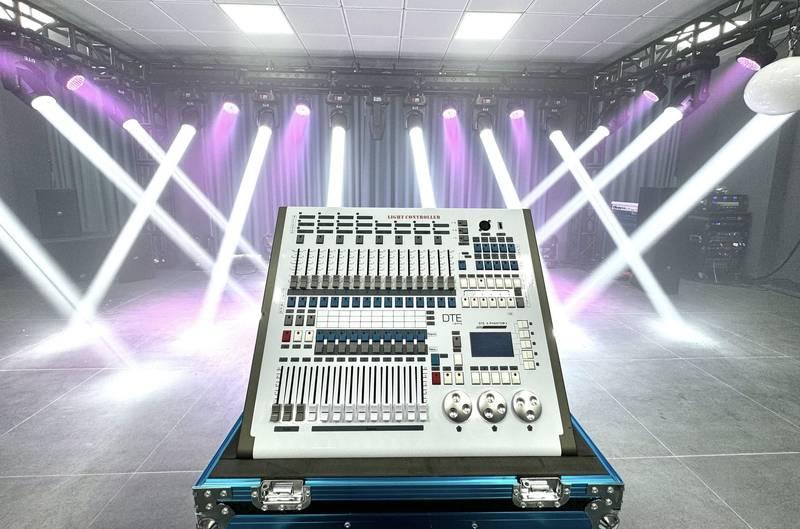 Bàn điều khiển đèn sân khấu chuyên nghiệp cho thuê đèn sự kiện với par led và moving beam giá rẻ.