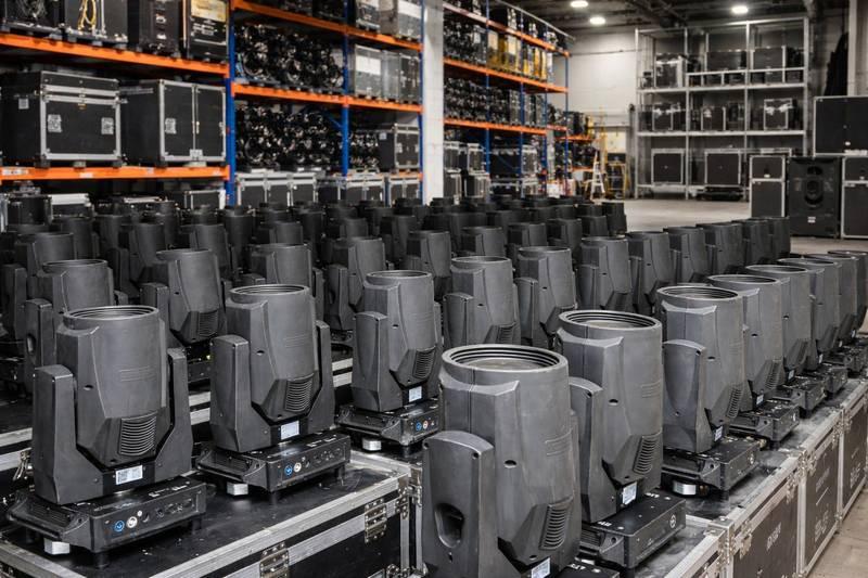 Khoảng không gian kho lớn chứa nhiều thiết bị cho thuê đèn sự kiện bao gồm đèn sân khấu, par led, và moving beam giá rẻ.