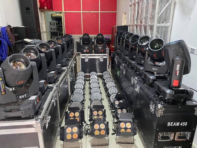 Hình ảnh cho thuê đèn sự kiện gồm đèn sân khấu, par led và moving beam giá rẻ sắp xếp gọn gàng trong kho.