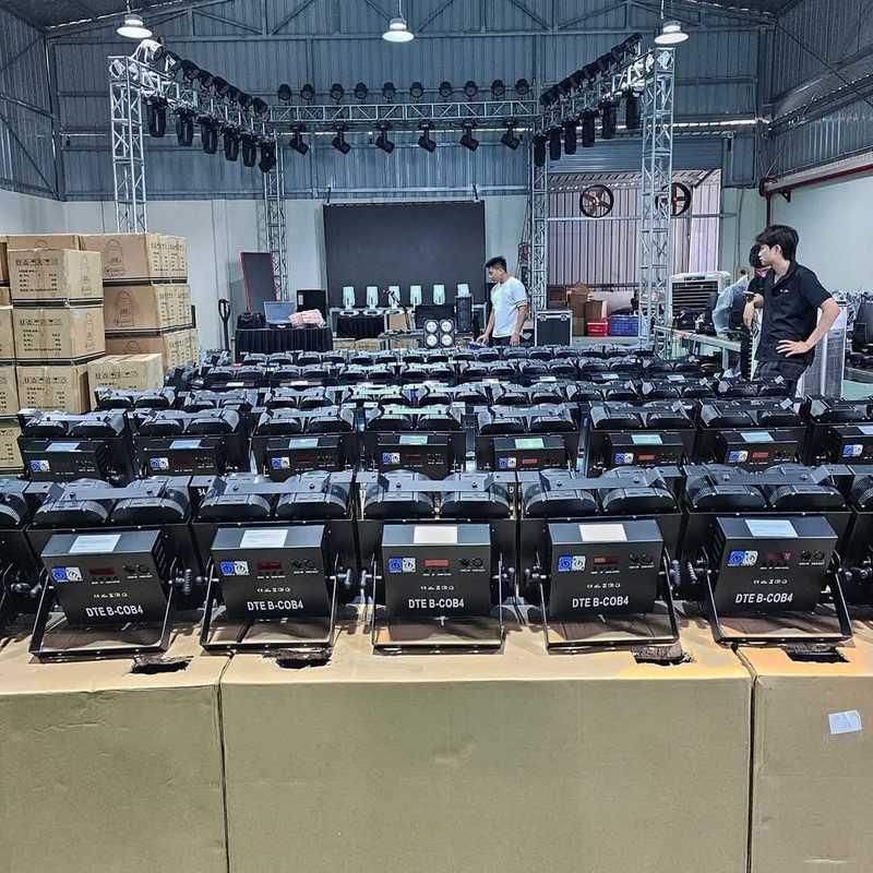 Cho thuê đèn sự kiện với dàn đèn sân khấu par led và moving beam giá rẻ tại kho chuẩn bị lắp đặt.
