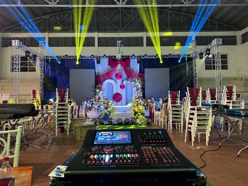 Cho thuê đèn sự kiện với hệ thống đèn sân khấu, par led, moving beam giá rẻ chuẩn bị cho chương trình.