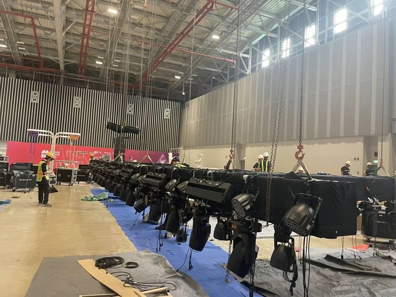 Cho thuê đèn sự kiện với dàn đèn sân khấu, par led và moving beam giá rẻ đang được lắp đặt chuyên nghiệp.