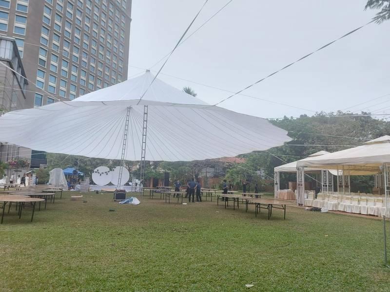 Cho thuê dù sự kiện trắng lớn che ngoài trời tại HCM giá rẻ.